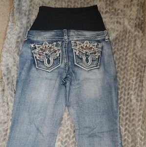 Small maternity jeans with detailed back pockets